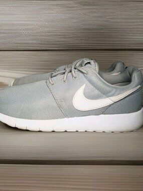 Nike Roshe One Sneakers Size 6 Youth Lightweight Running Shoes Gray White